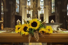 De stemmige bloemversiering.